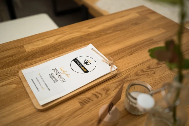 Menu votruba kafe na stole
