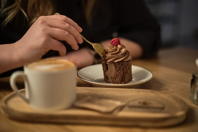 cokoladovy dortik s kavou"