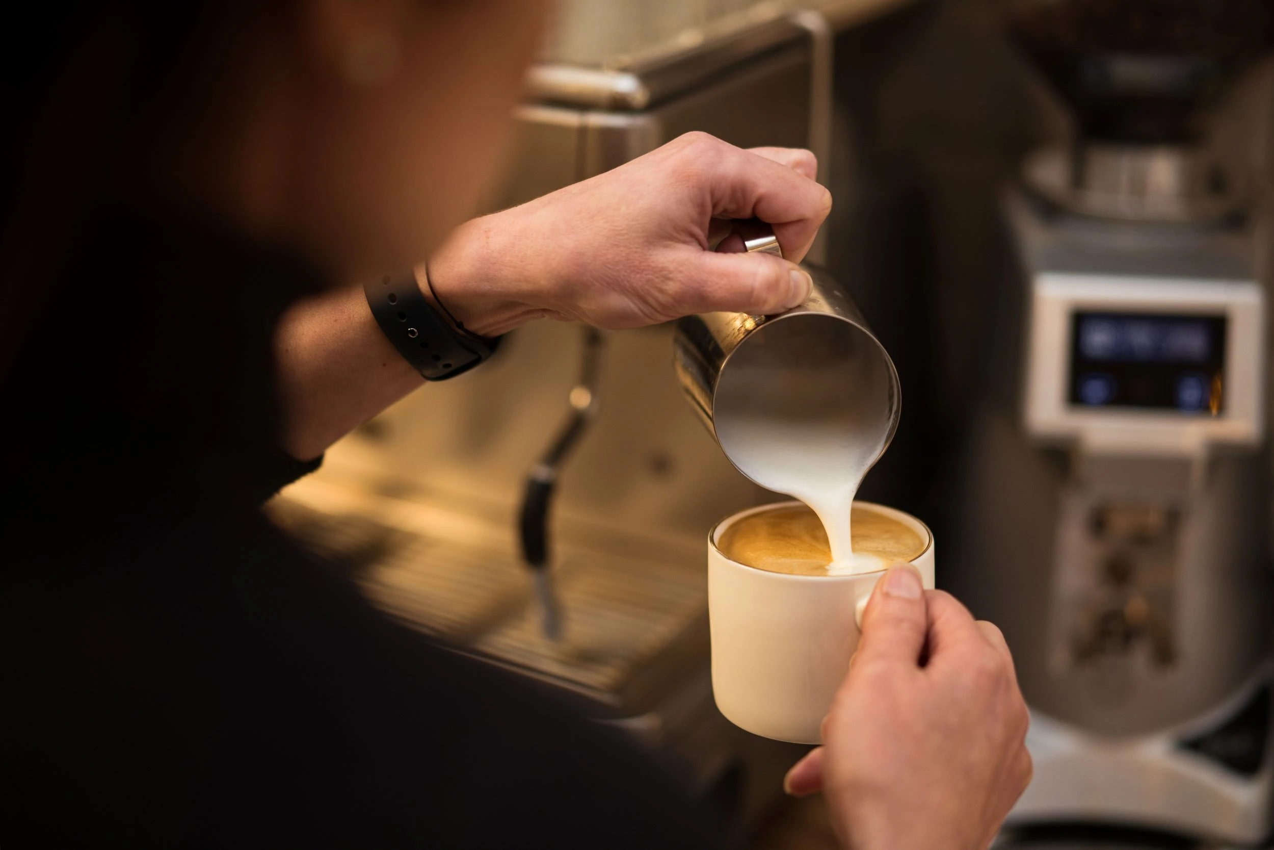 priprava cappucina v kavarne